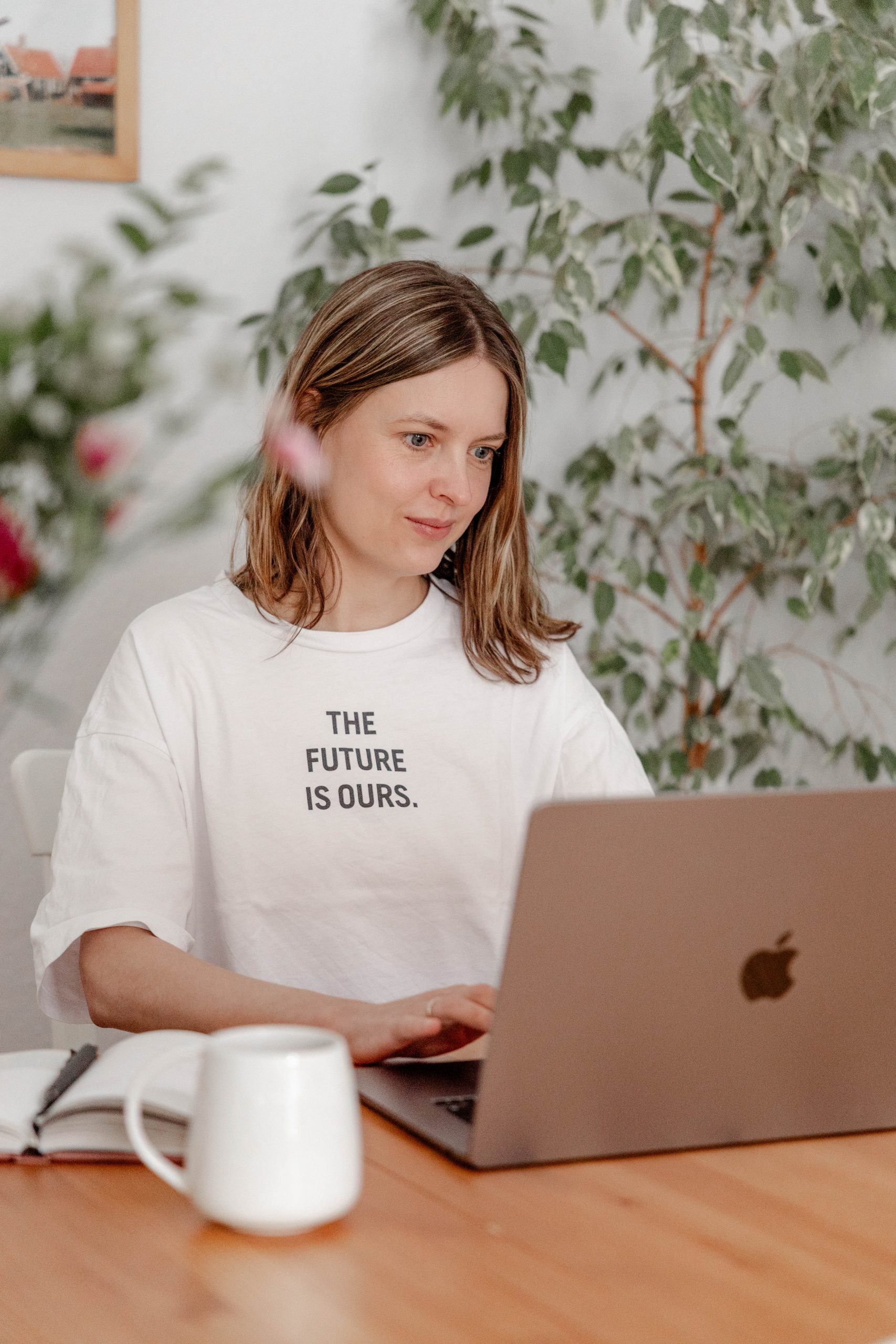 Antje Thomsen Fotografie sitzt am Laptop